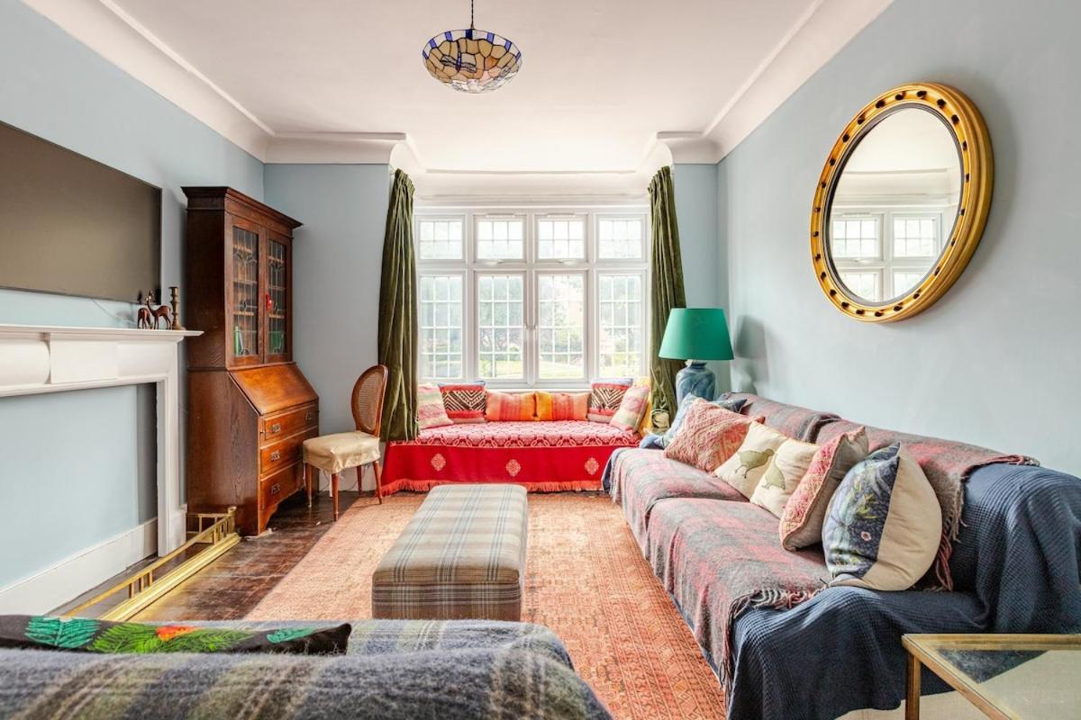 Holiday home Classic House & Garden 25mins From Museums *
