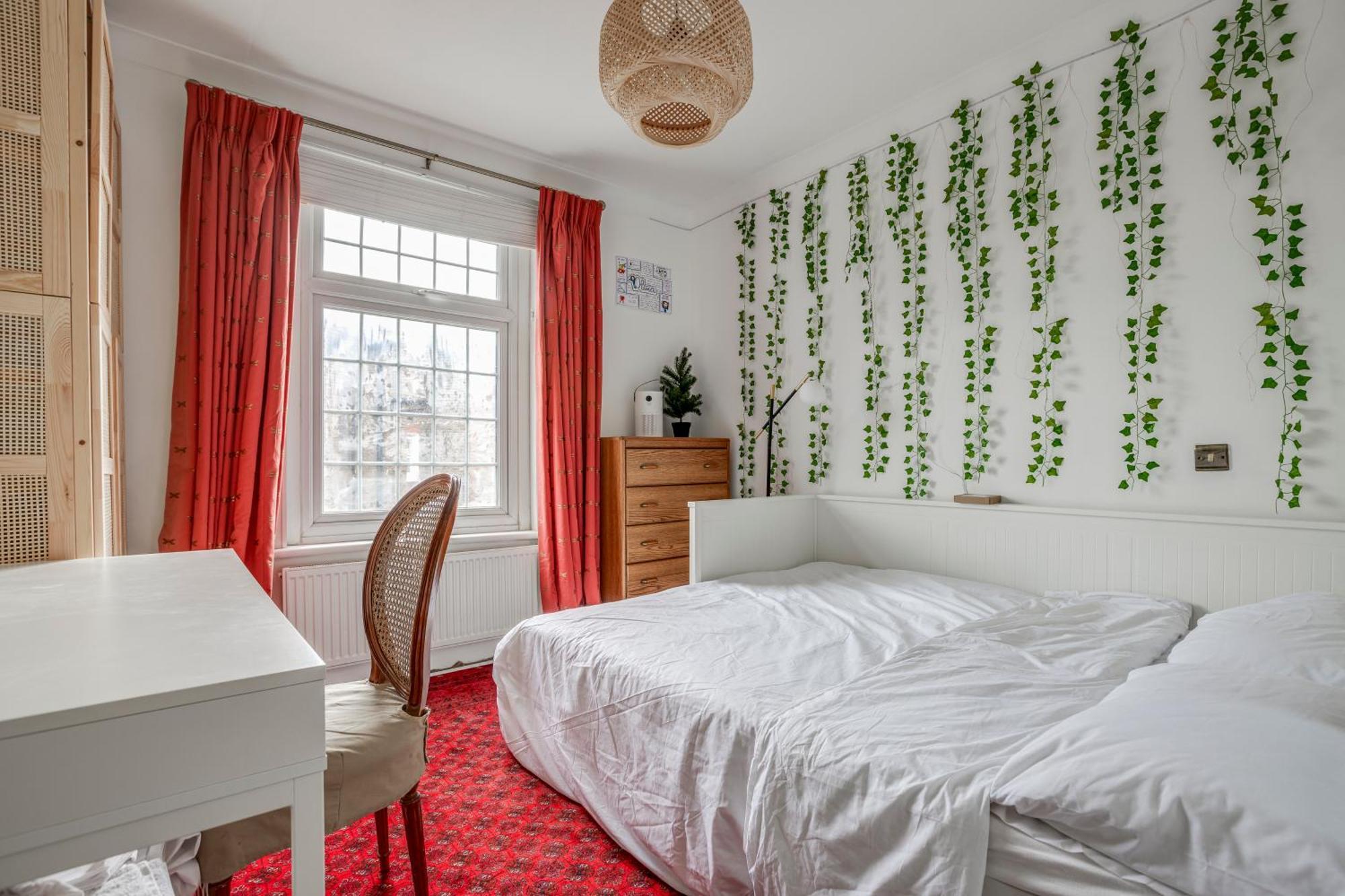 Classic House & Garden 25mins From Museums Holiday home