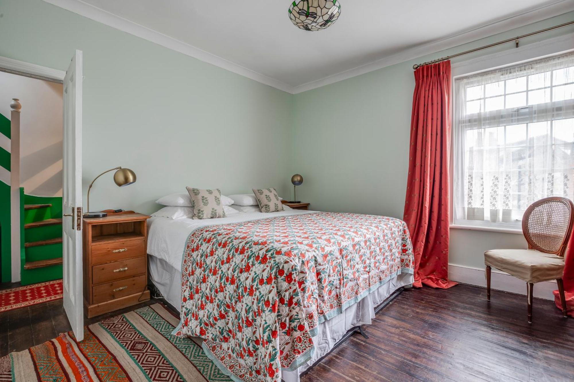 Classic House & Garden 25mins From Museums Casa vacanze