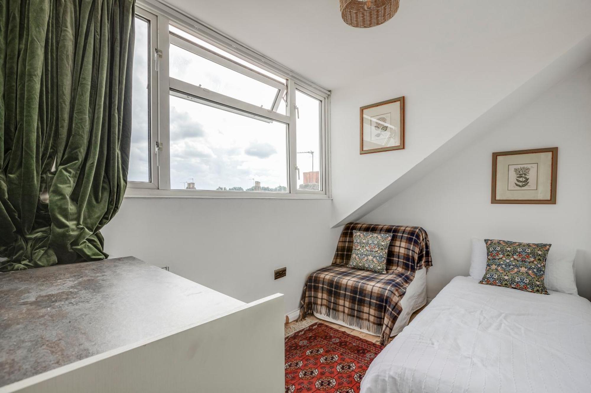 Classic House & Garden 25mins From Museums Holiday home *